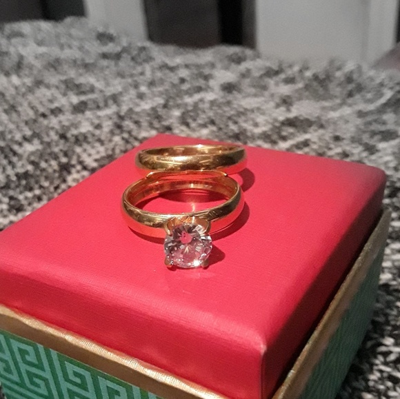 Size 7 Golden ring with a small diamond - Picture 2 of 3